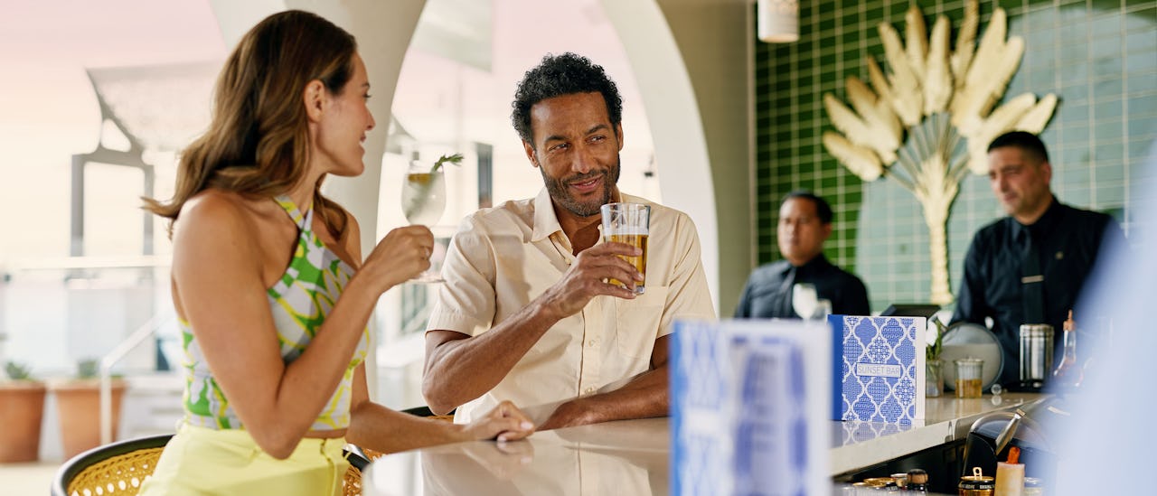 Sunset Bar, een chique, Marokkaans geïnspireerde ruimte die de perfecte plek is om te genieten van een cocktail