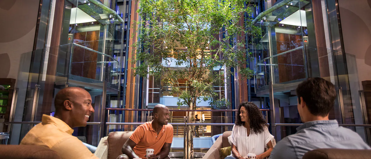 Geniet van elkaars gezelschap in het atrium met zijn “hangende” boom.