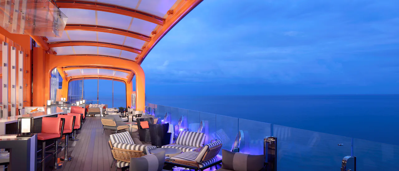 Dineer, drink en zwef boven zee op de Magic Carpet, 's werelds eerste uitkragende, zwevende platform