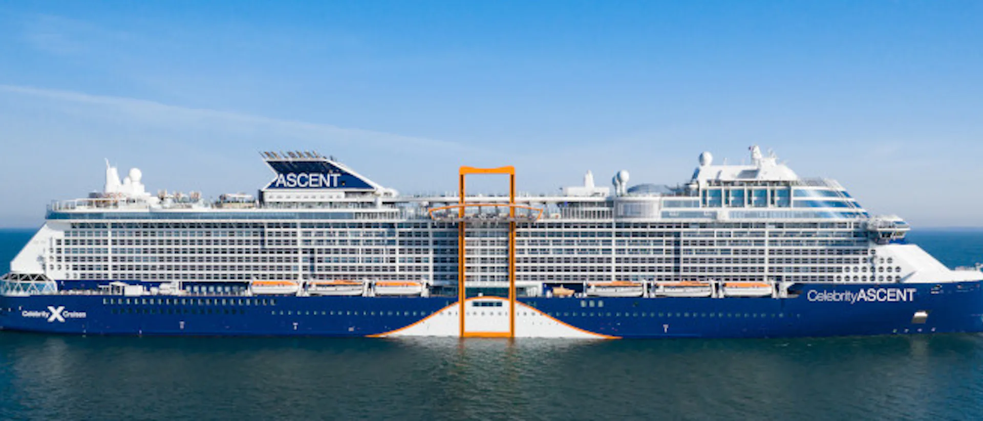 Het Celebrity Ascent cruiseschip midden op zee