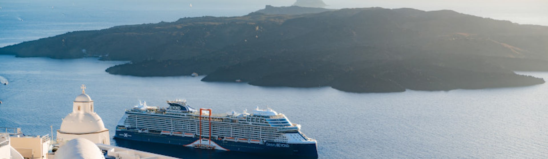 Cruiseschip voor Santorini, Griekenland, Oost Middellandse Zee