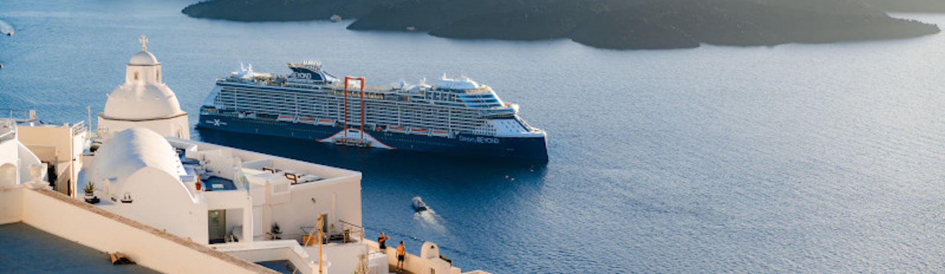 Cruiseschip voor Santorini, Griekenland, Oost Middellandse Zee