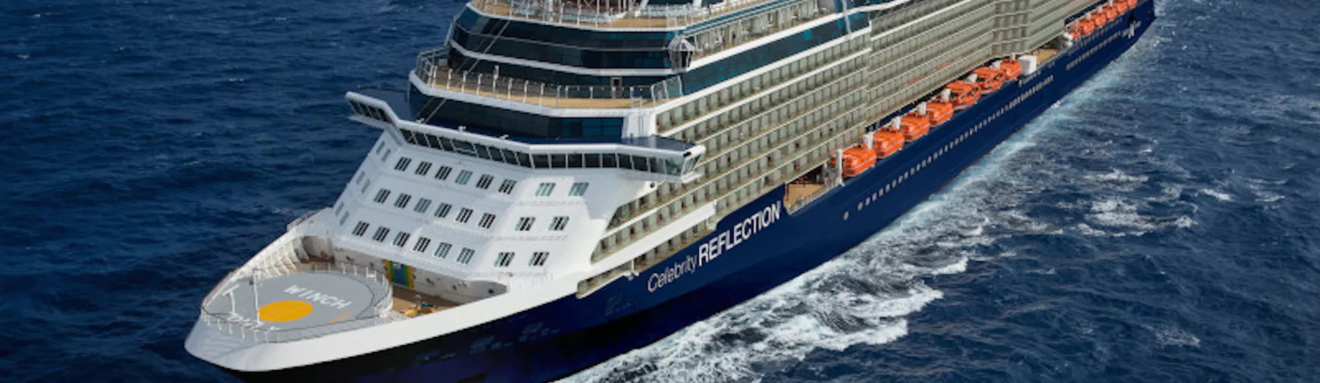 De Celebrity Reflection varend midden op zee