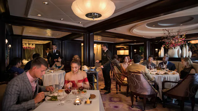 Gasten die dineren in een stijlvol restaurant aan boord van een cruiseschip met bediening en luxe gerechten.
