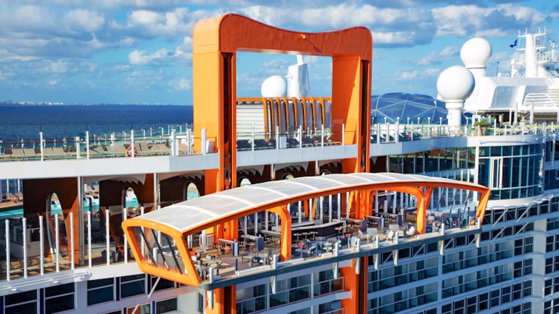 zij aanzicht cruiseschip van Celebrity Cruises