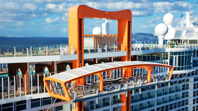 zij aanzicht cruiseschip van Celebrity Cruises