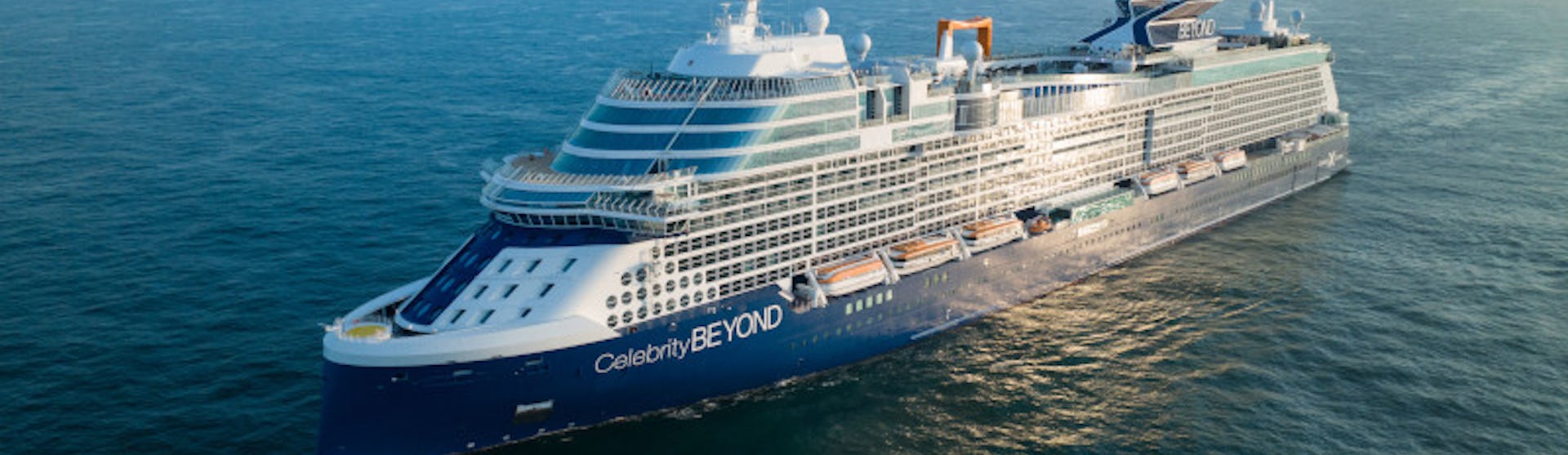 De Celebrity Beyond varend midden op zee