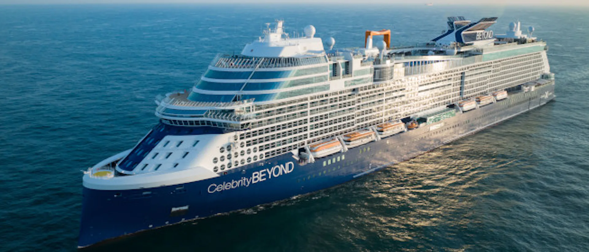 De Celebrity Beyond varend midden op zee
