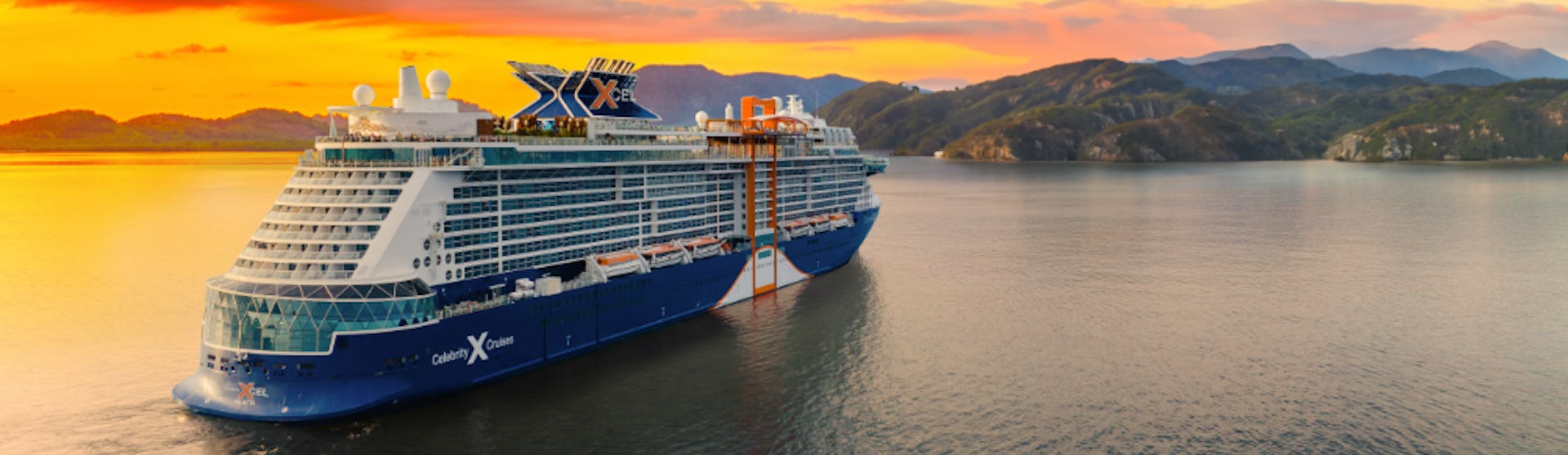 De Celebrity Xcel varend midden op zee met mooie zonsondergang