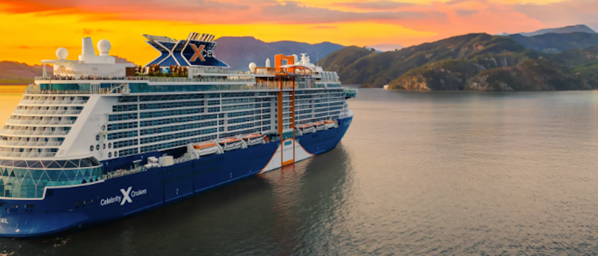 De Celebrity Xcel varend midden op zee met mooie zonsondergang