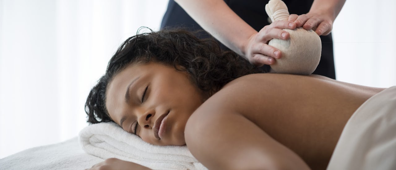 Trakteer jezelf op een massage in de spa.