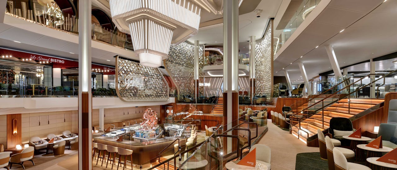 Het atrium met diverse restaurants en de Martinibar in het centrum van het schip.