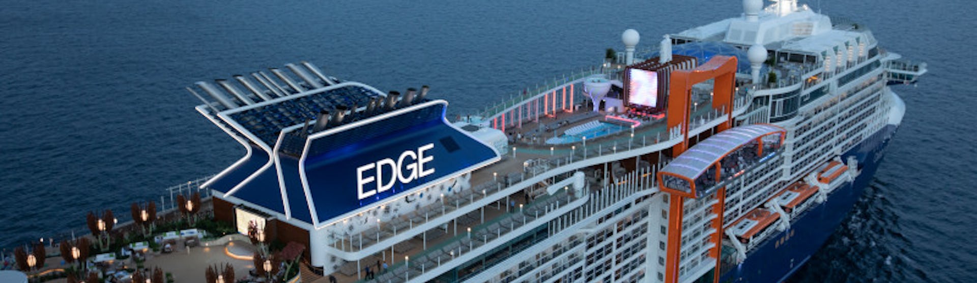 De Celebrity Edge varend midden op zee