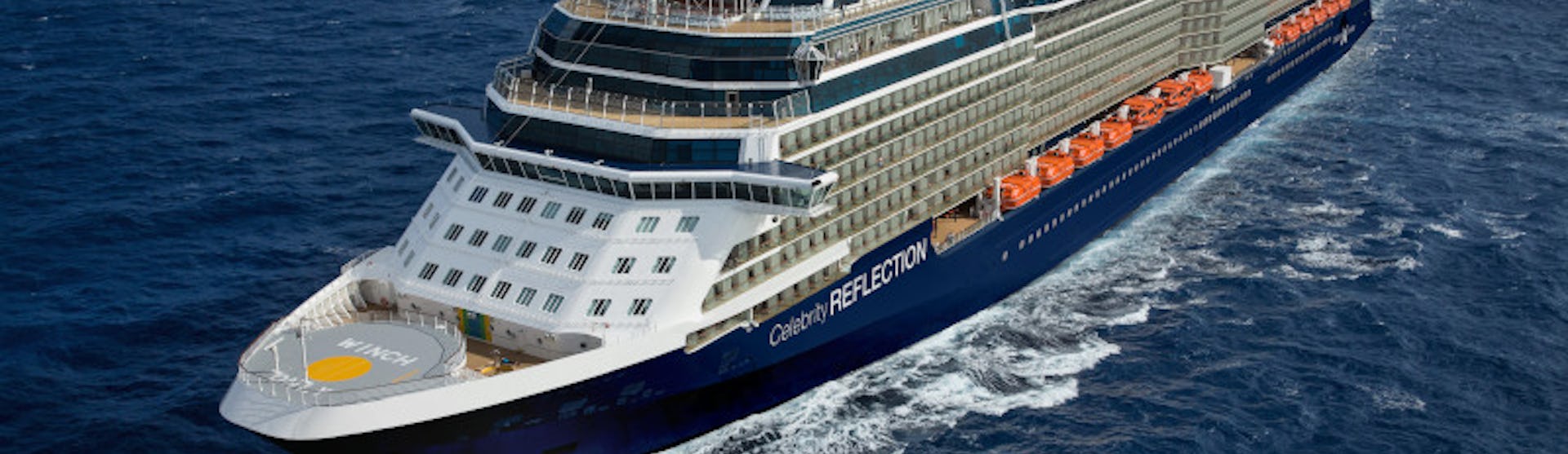 De Celebrity Reflection varend midden op zee