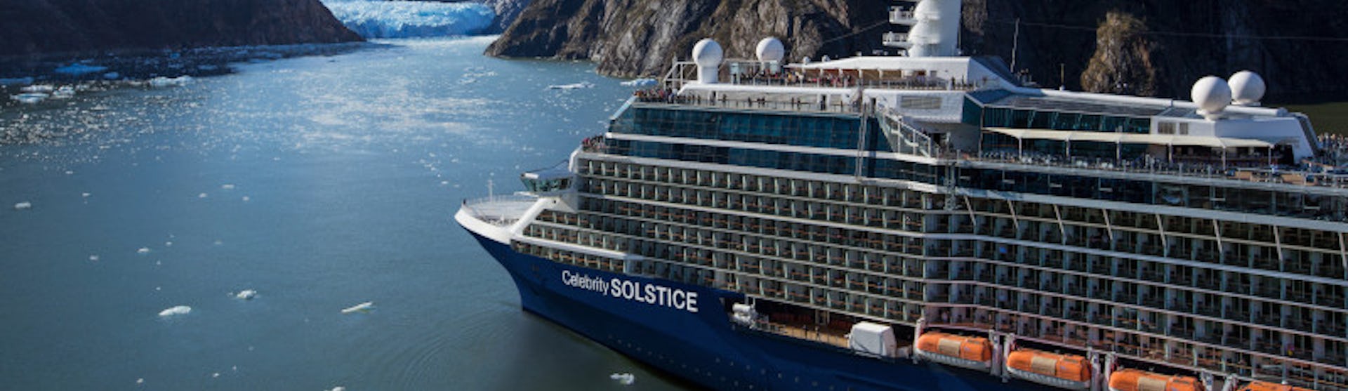 De Celebrity Solstice varend door de Noorse Fjorden