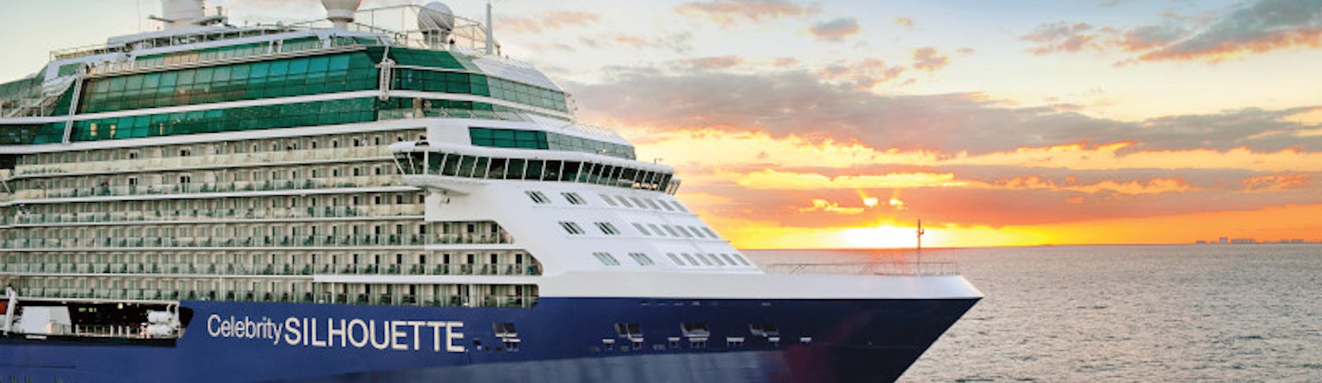 De Celebrity Silhouette varend midden op zee